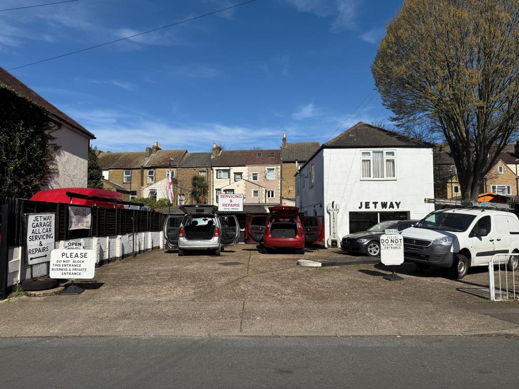 Lot: 55 - CAR FORECOURT, WORKSHOP AND RESIDENTIAL ACCOMMODATION - Service station with residential accommodation